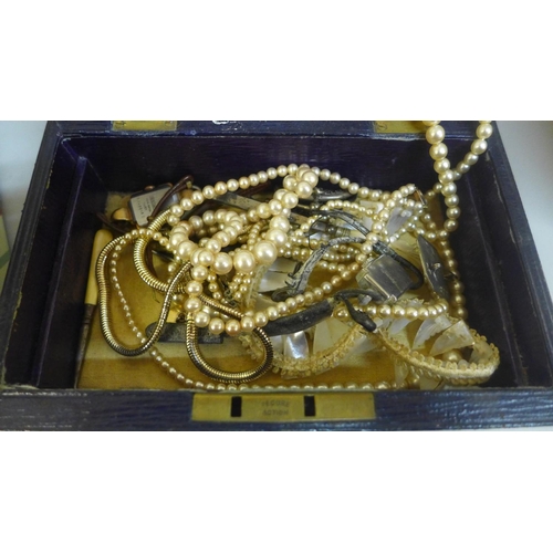 685 - A box of costume jewellery