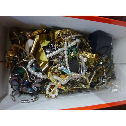 689 - A box of costume jewellery