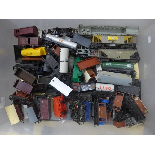 751 - A collection of mainly Hornby 00 gauge tenders