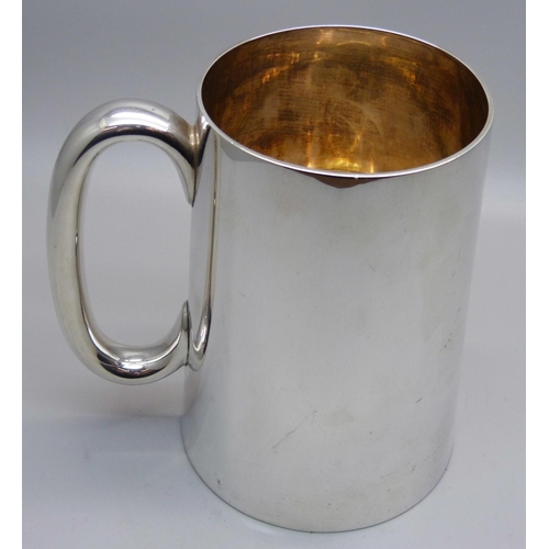 804 - A Victorian silver mug, Hamilton and Inches, Edinburgh 1894, 270g, 123mm