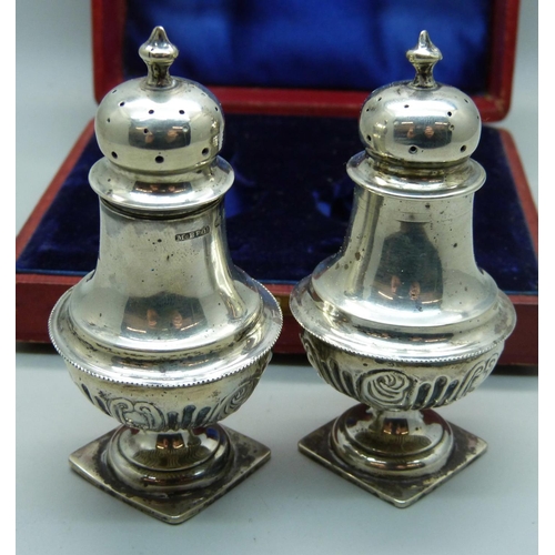 809 - A pair of Victorian silver pepper pots, boxed, Birmingham 1897, 65g