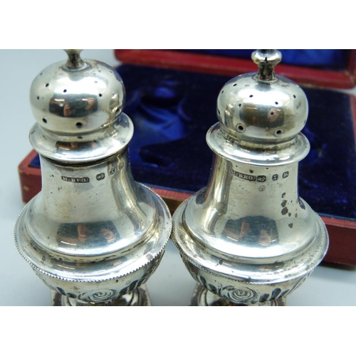 809 - A pair of Victorian silver pepper pots, boxed, Birmingham 1897, 65g