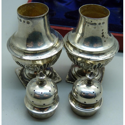 809 - A pair of Victorian silver pepper pots, boxed, Birmingham 1897, 65g