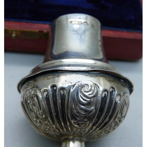 809 - A pair of Victorian silver pepper pots, boxed, Birmingham 1897, 65g