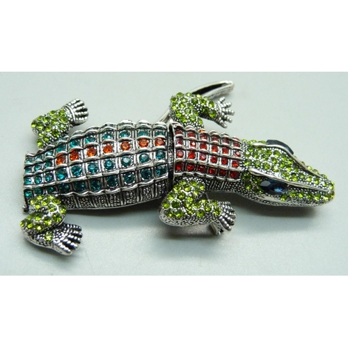 852 - A large crocodile brooch, 13.5cm