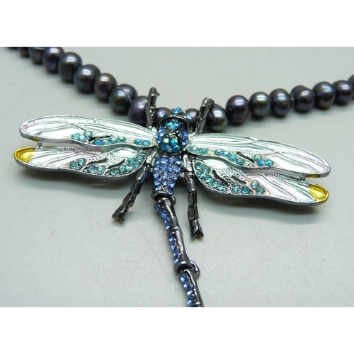 863 - A freshwater pearl and dragonfly necklace