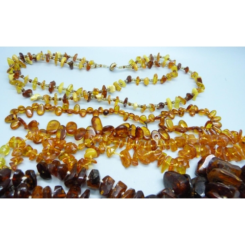 868 - Amber jewellery