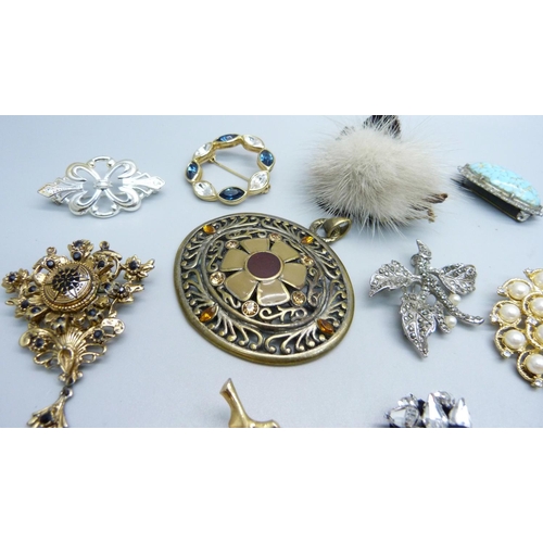 885 - Costume brooches