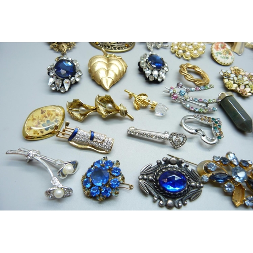 885 - Costume brooches