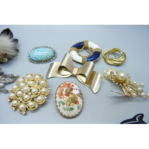 885 - Costume brooches