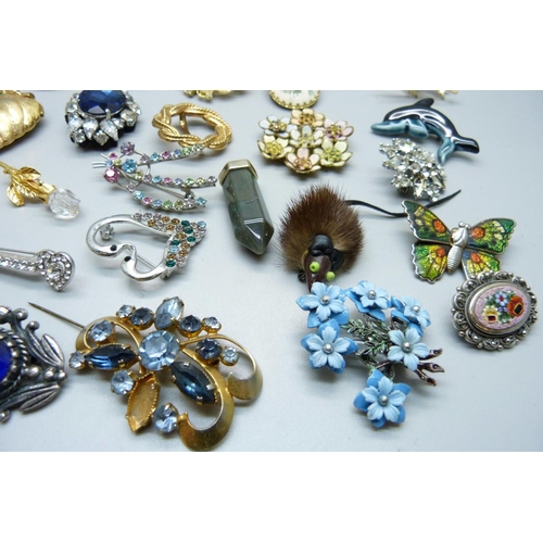 885 - Costume brooches