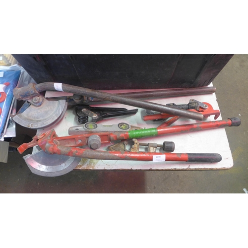 2037 - Plumbing/pipe fitting job lot: 5 mixed size pipe benders/formers, 2 pipe cutting tools and spirit le... 