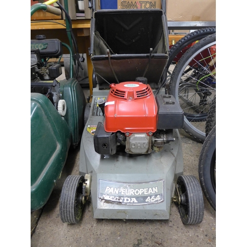 2471 - Honda 404 self-propelled petrol-driven mower