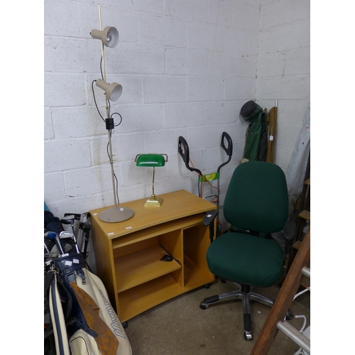 2490 - Wooden computer desk and office swivel chair, green glass and brass-effect Bankers' lamp, spot light