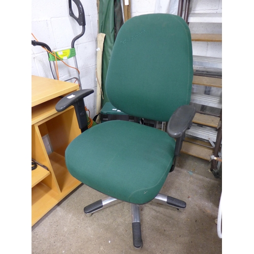 2490 - Wooden computer desk and office swivel chair, green glass and brass-effect Bankers' lamp, spot light