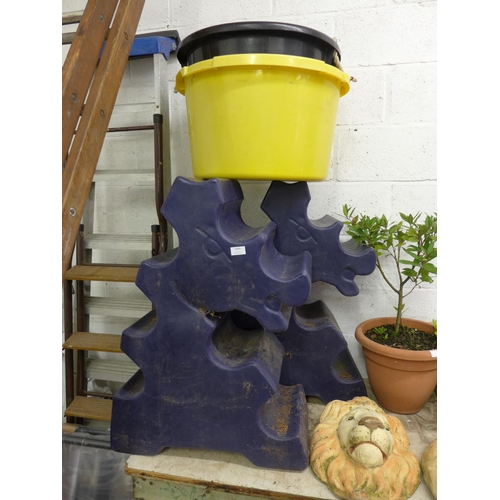 2496 - Equestrian job lot: pair of horse motif jumping/jump stands and qty. of feeding buckets/tubs