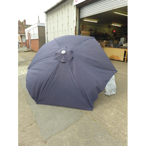 2506 - Approx 3mtr wind up parasol in case