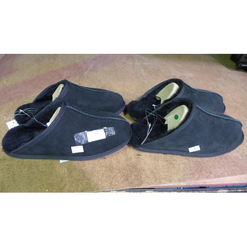 3322 - 2 Pairs of men's black Shearling slippers - size UK 8 * this lot is subject to VAT