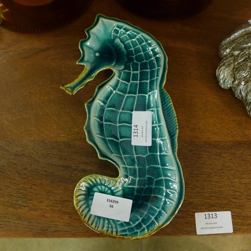 1314 - A ceramic Seahorse plate L25cm (565502)