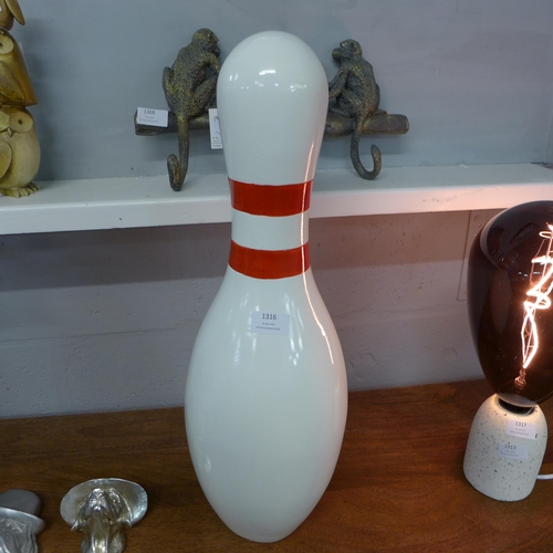 1316 - An extra large bowling pin