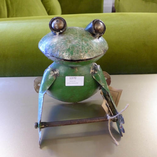 1370 - A recycled iron frog toilet roll holder (M61007)