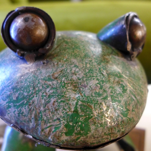 1370 - A recycled iron frog toilet roll holder (M61007)