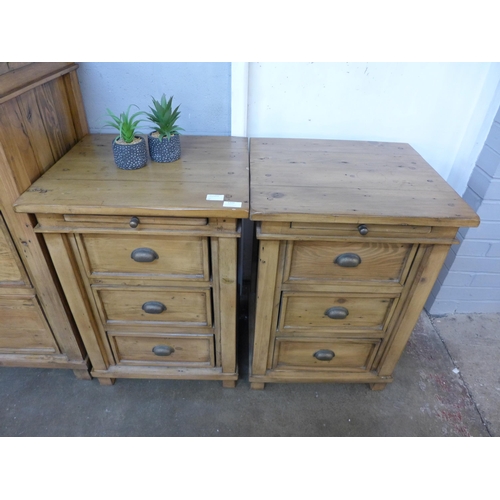 1399 - A pair of pine three drawer bedside chests - one dinted