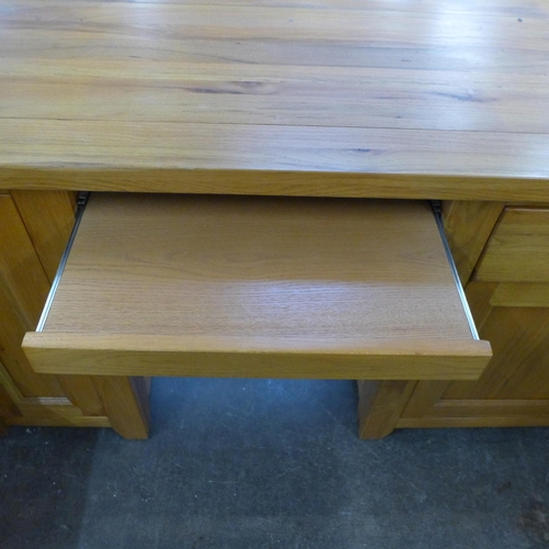 1458 - An oak two door single drawer desk