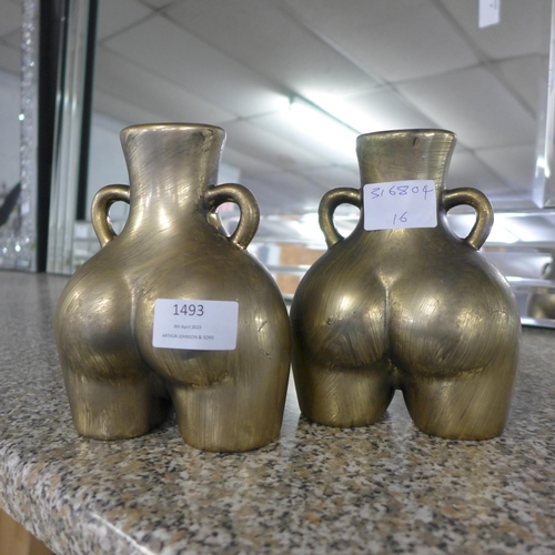 1493 - A pair of gold vases