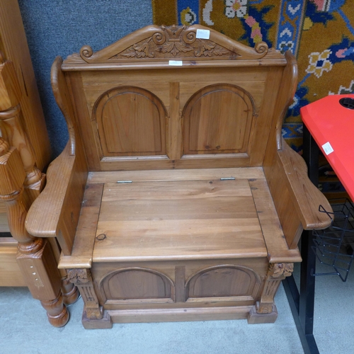 1542 - A pine storage seat