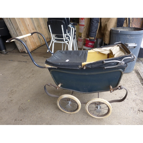 2362 - A small Vintage Croft pram