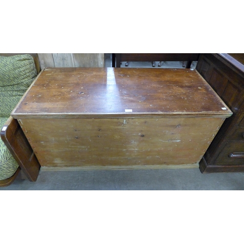 208 - A Victorian pine blanket chest