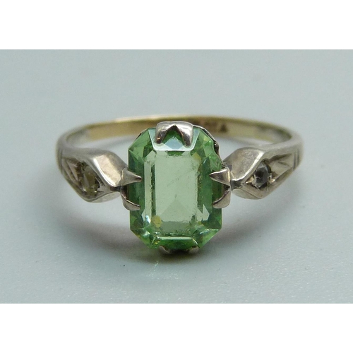 1028 - A 9ct gold and silver, green and white stone set ring, L