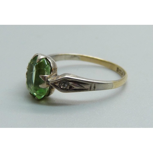 1028 - A 9ct gold and silver, green and white stone set ring, L