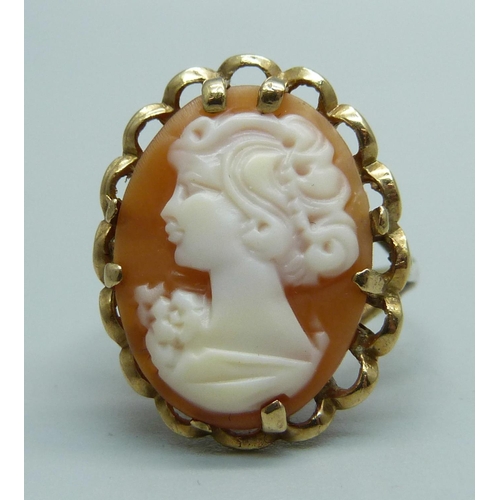 1031 - A 9ct gold cameo ring, 5.4g, R