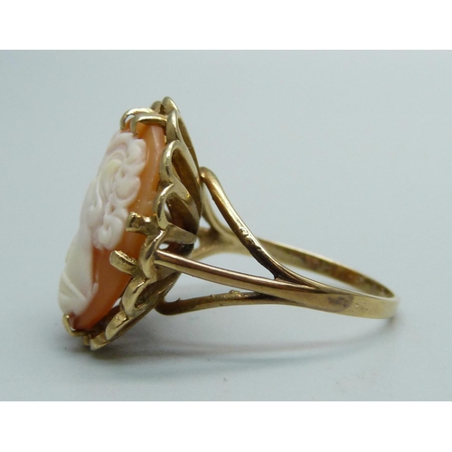 1031 - A 9ct gold cameo ring, 5.4g, R