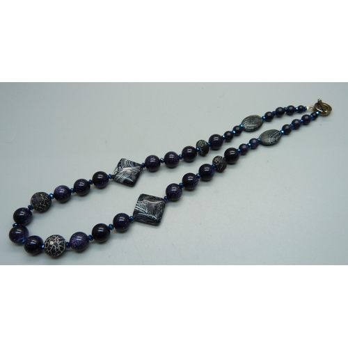 1050 - A blue and gold stone necklace