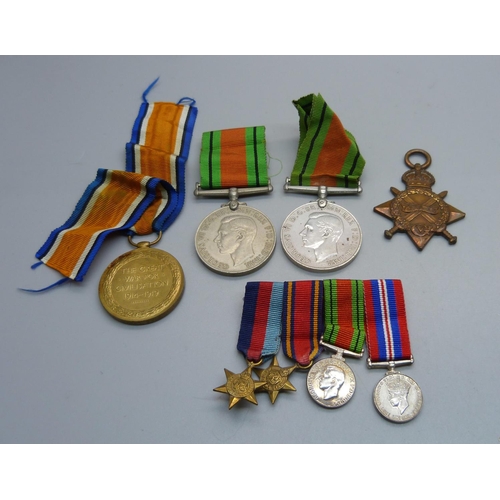 1056 - A WWI Victory medal to 28007 Pte. A. McLaren KOSB, a WWI Star to 1600 Pte. J. Smith  S. Lan. R. and ... 