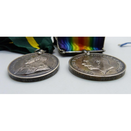 1058 - A set of four WWI medals to 6404 Pte. D. Given, Kings Own Scottish Borderers and Territorial Force E... 