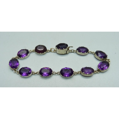 1067 - A silver and amethyst bracelet