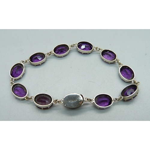 1067 - A silver and amethyst bracelet