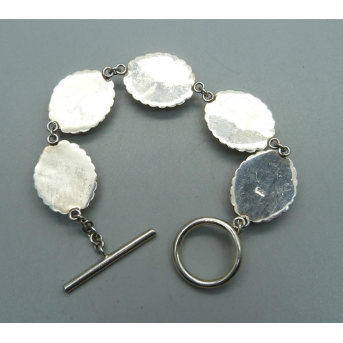 1069 - A silver bracelet with T-bar fastener and black stones