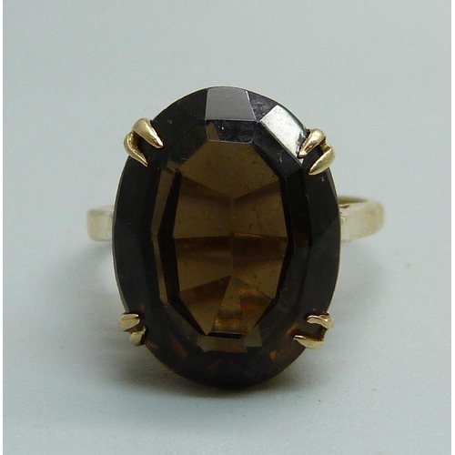 1070 - A 9ct gold and smoky quartz ring, 4.2g, L