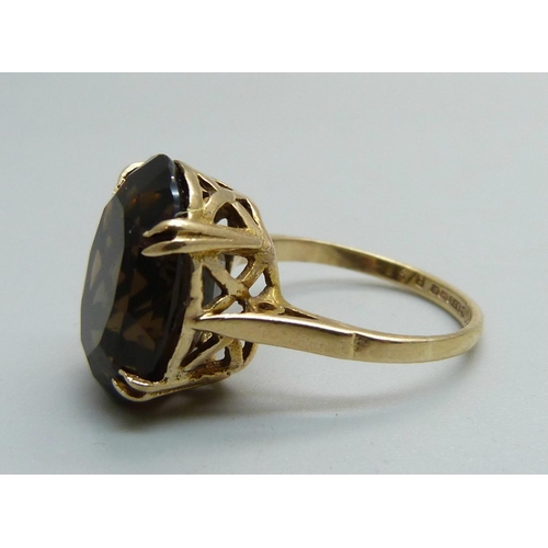 1070 - A 9ct gold and smoky quartz ring, 4.2g, L