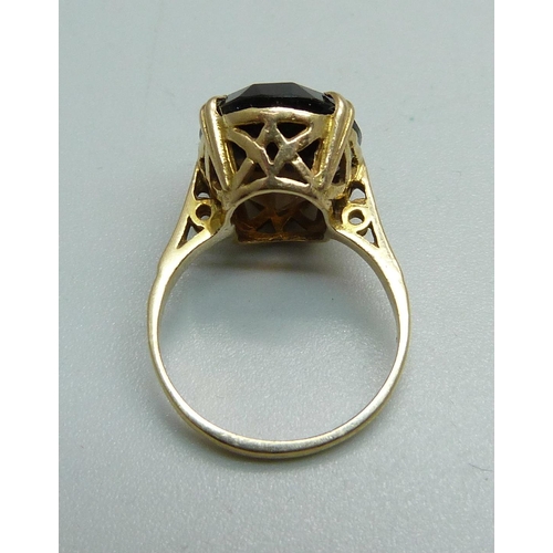 1070 - A 9ct gold and smoky quartz ring, 4.2g, L