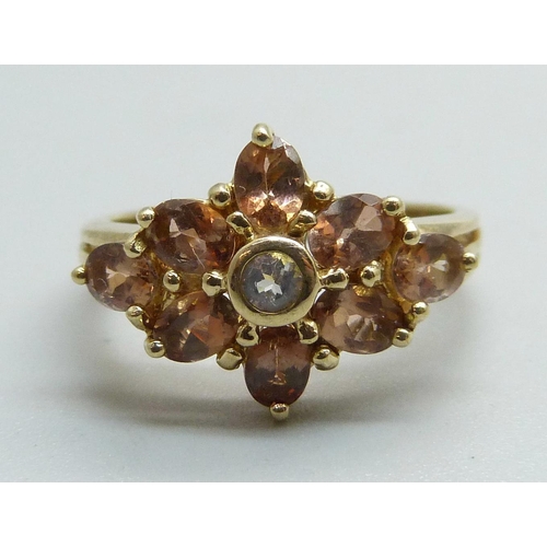 1071 - A 9ct gold and citrine cluster ring, 3.5g, N