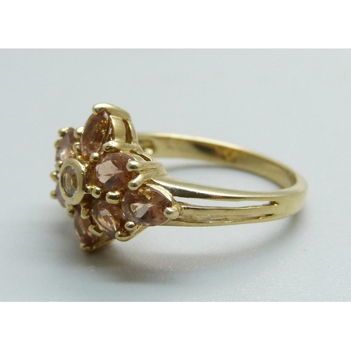 1071 - A 9ct gold and citrine cluster ring, 3.5g, N