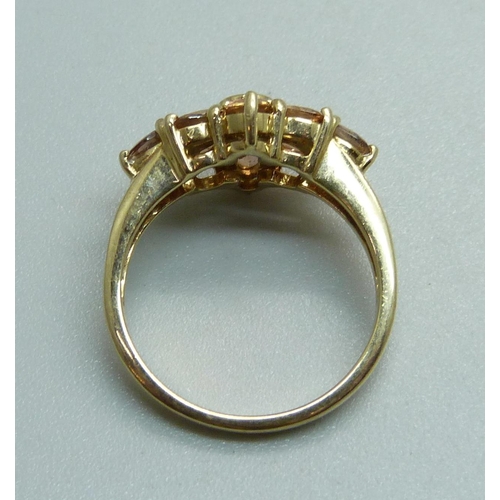 1071 - A 9ct gold and citrine cluster ring, 3.5g, N