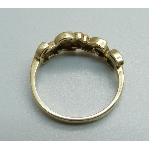 1086 - A 9ct gold ring, 2.7g, P