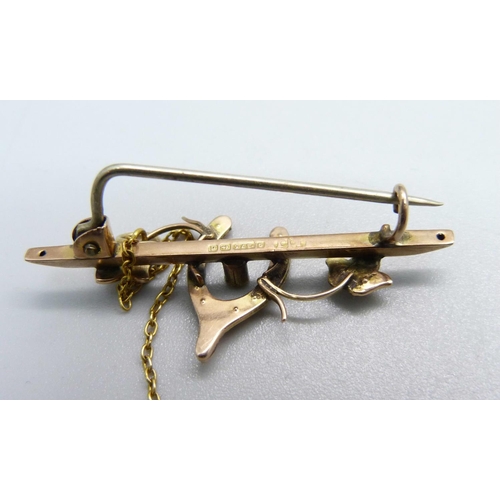 1087 - A 9ct gold and seed pearl wishbone brooch, 2.5g